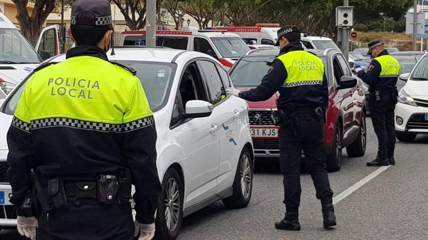 Imagen de archivo de tres policías locales dando el alto a varios conductores.