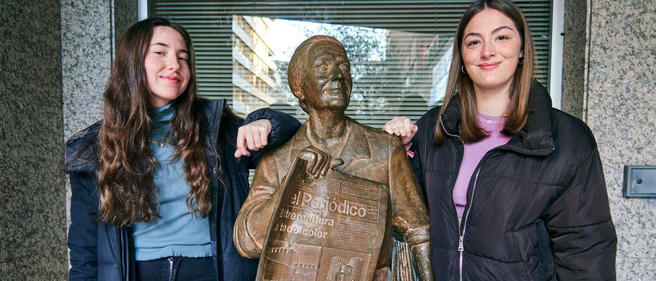 Loida y Noa posan para El Periódico Extremadura junto a Leoncia.