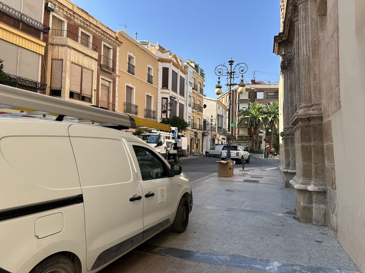 Equipos del Servicio Eléctrico durante los trabajos.