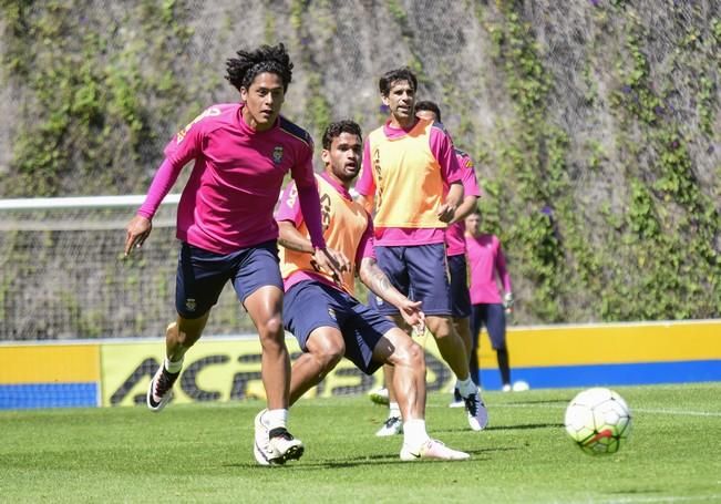 Entrenamiento de la UD Las Palmas en Barranco ...