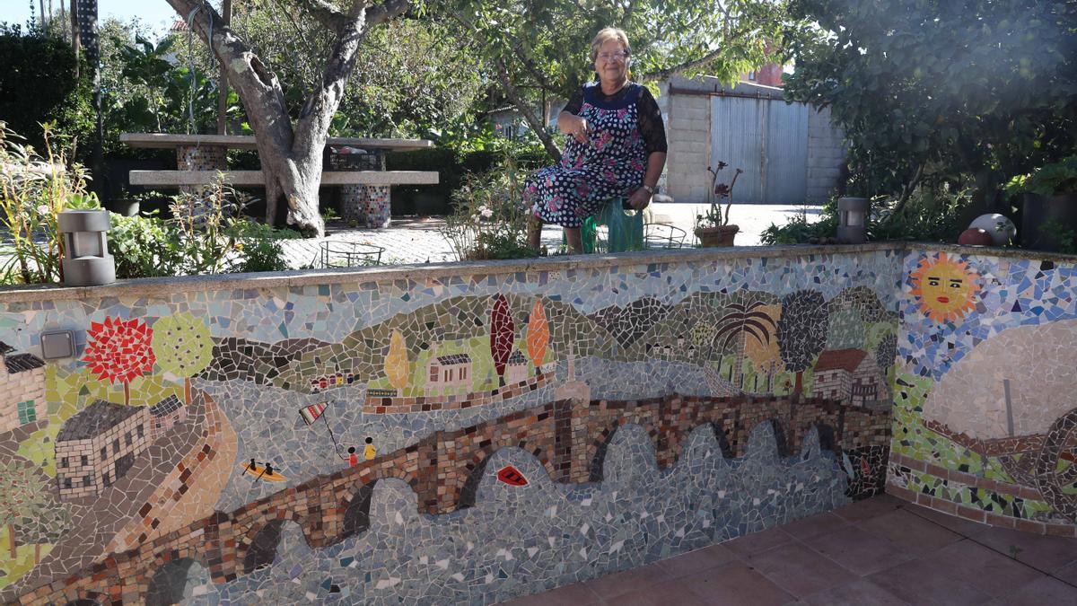 La artista, con el mural del puente románico de A Ramallosa