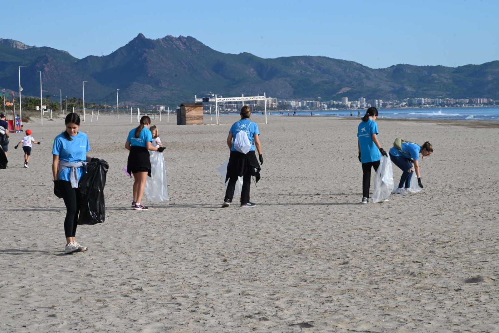 Recogida de ‘basuraleza’ en las playas del Grau de Castelló
