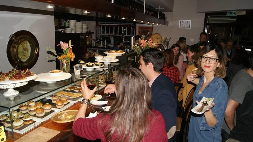 Marian Dólera retira un plato tras la animada barra de Touché.