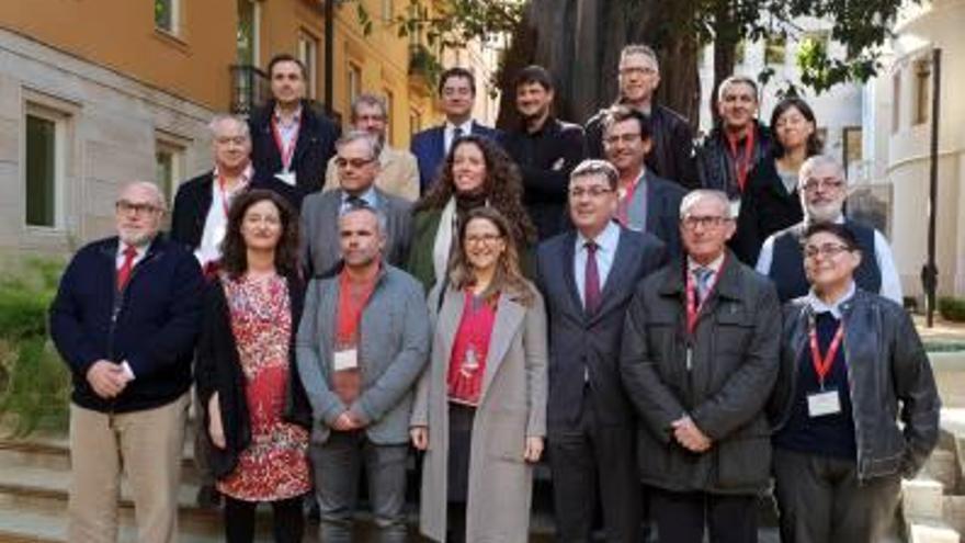 Cebrián, en las Corts, con políticos y dirigentes agrarios.