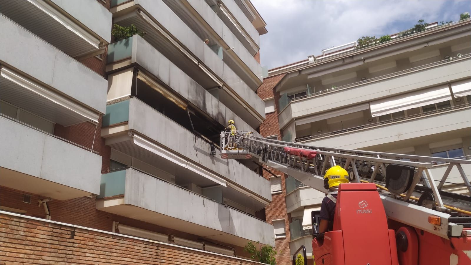 Un incendi obliga a desallotjar un edifici de l'avinguda de les Bases de Manresa