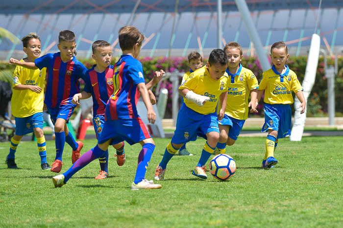 Niños aficionados del FC Barcelona y de la UD ...