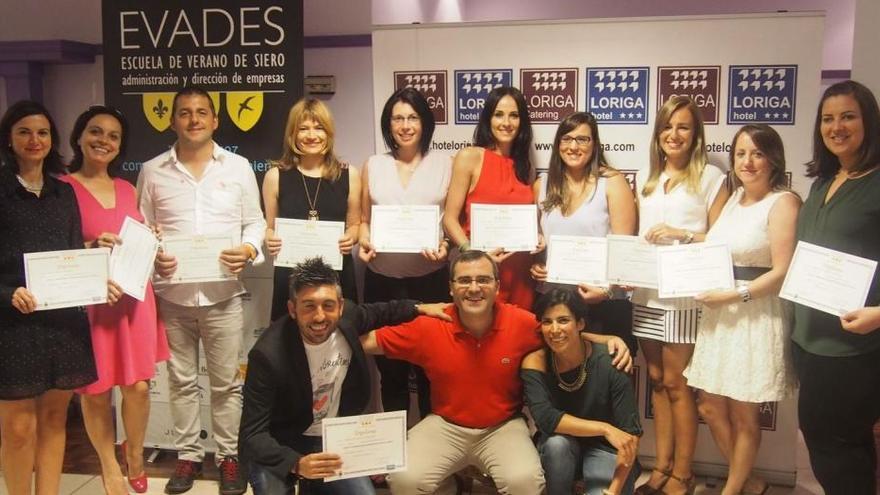 Participantes en el curso &quot;Mini yo: competencias personales para el éxito&quot;, con su diploma el verano pasado.