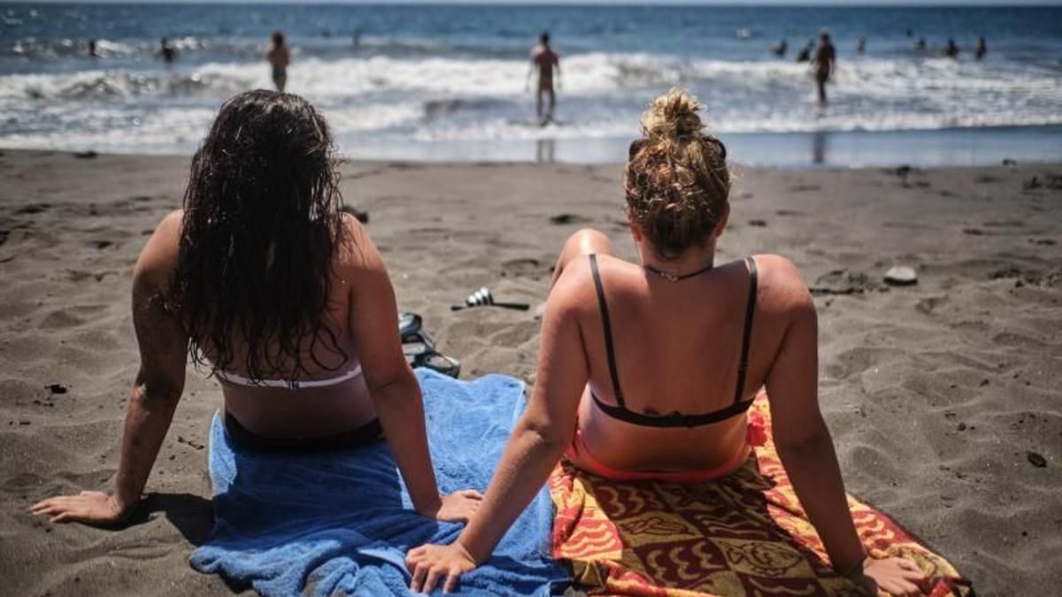 Dos chicas en la playa en una imagen de archivo,