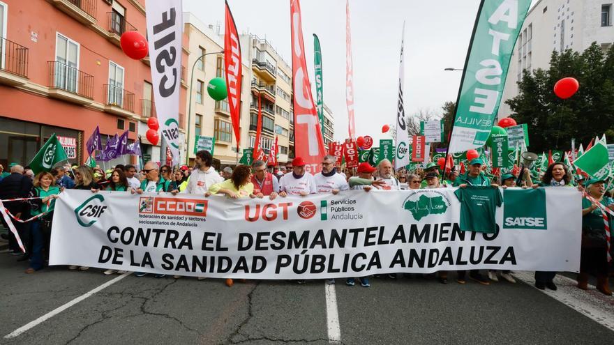 Concentración celebrada ayer en Sevilla para demandar más medios en la sanidas pública de Andalucía. | JULIO MUÑOZ / EFE