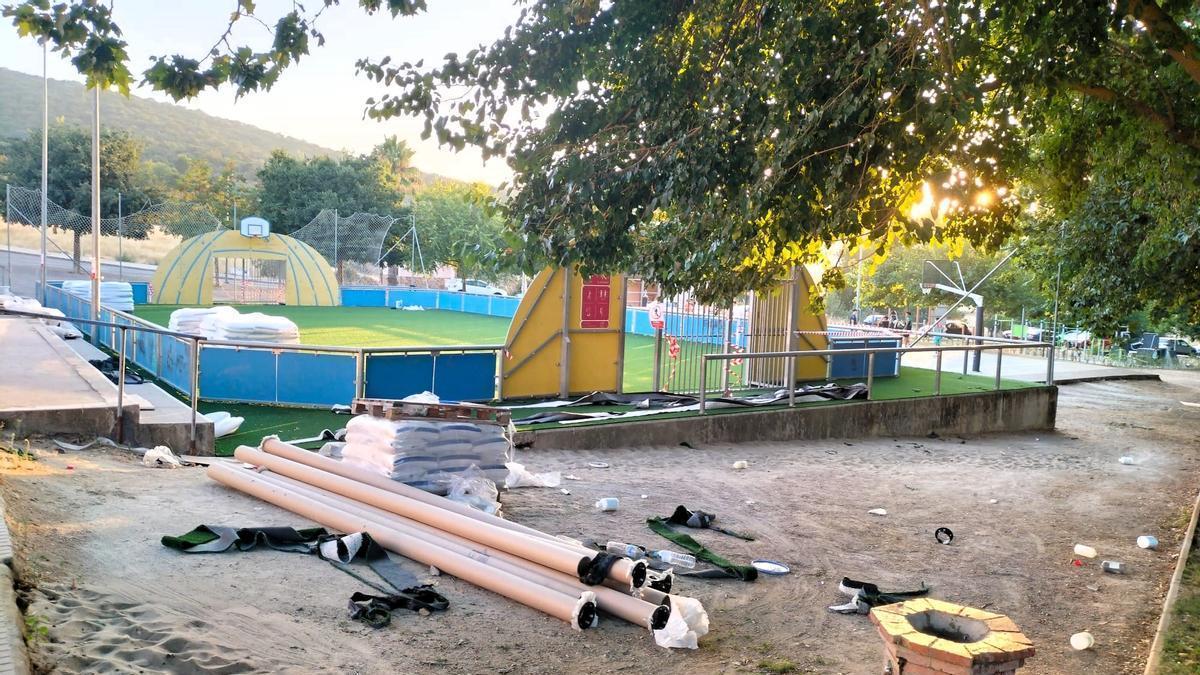 Obras de sustitución de césped en las pistas multideportivas de El Tejar
