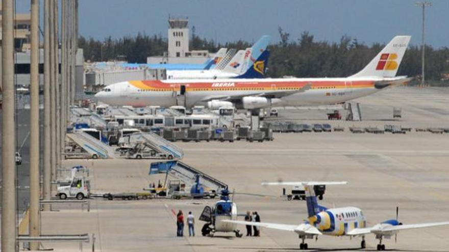 Aviones estacionados en la zona de embarque del aeropuerto de Gran Canaria. | yaiza socorro