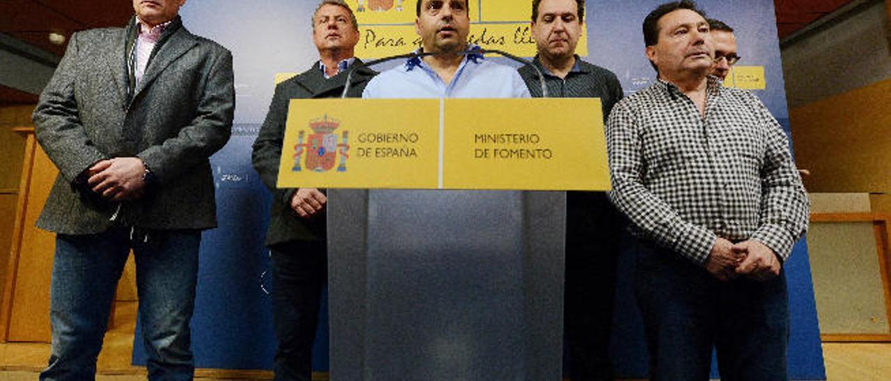 El coordinador general del sindicato Coordinadora, Antolín Goya (centro), con el portavoz Miguel Rodríguez (segundo a la izquierda) y el resto de miembros de sindicatos, el martes tras la reunión en Fomento.