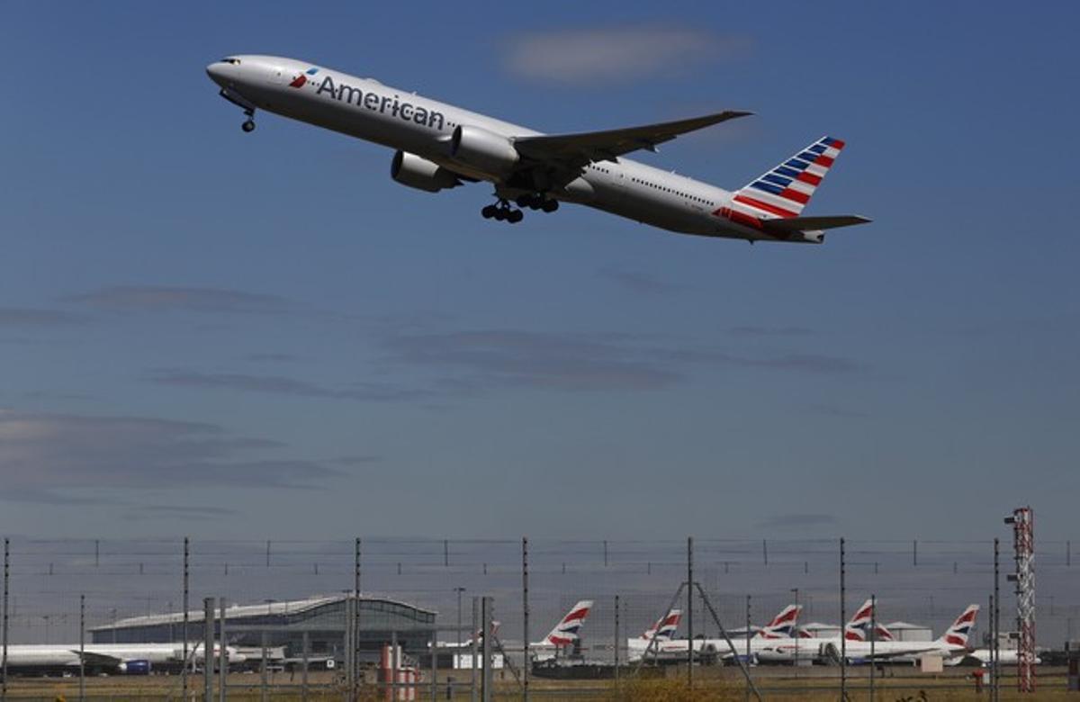 Un avió d’American Airlines surt de l’aeroport de Heathrow (Londres).