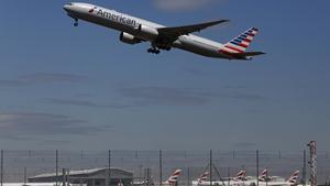 Un avió d’American Airlines surt de l’aeroport de Heathrow (Londres).