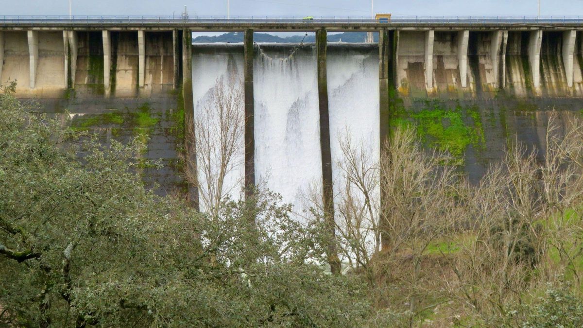 El agua no saltaba por los aliviaderos de la presa de Tentudía desde 2014