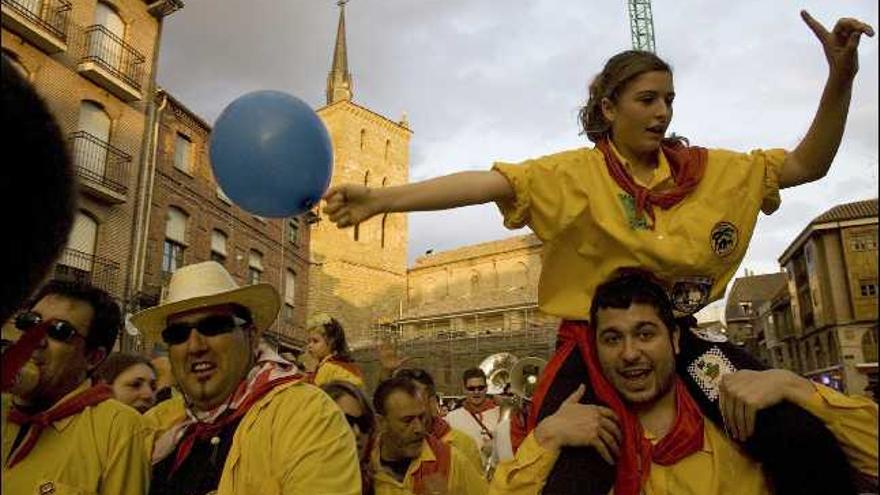 Peñistas en el desfile inaugural de la Semana Grande del año pasado