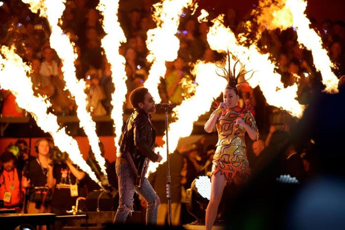 Katy Perry y Lenny Kravitz en al final de la Super Bowl