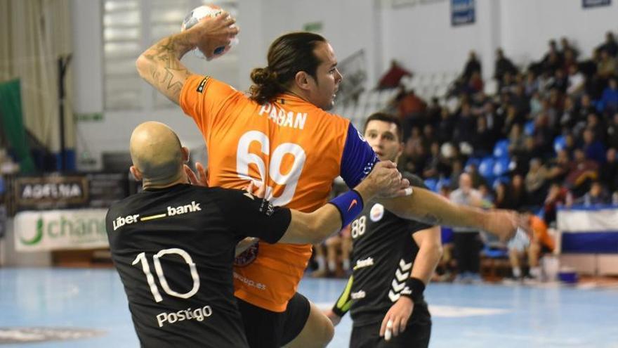 El BM Benidorm recibe a Ademar tras su derrota en Santander