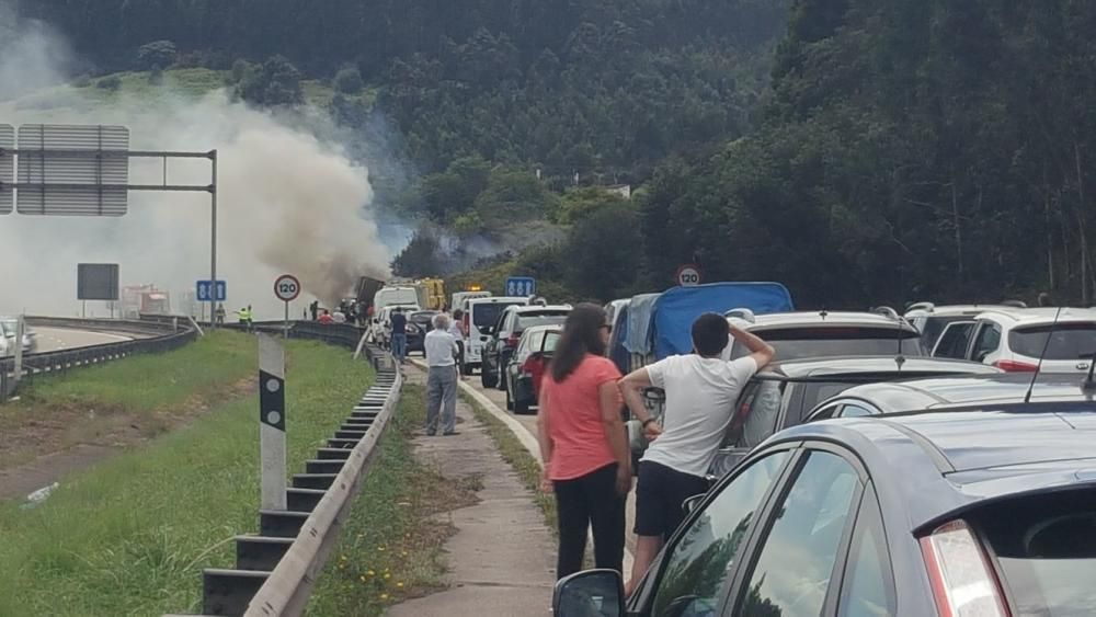 El incendio de un camión causa retenciones en la Y