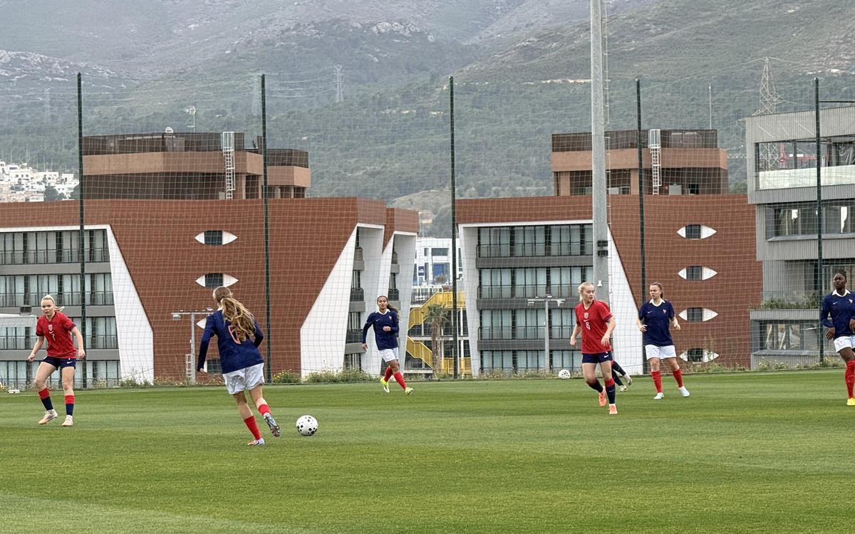 Momento del encuentro entre Noruega y Francia en La Nucía Football Center.