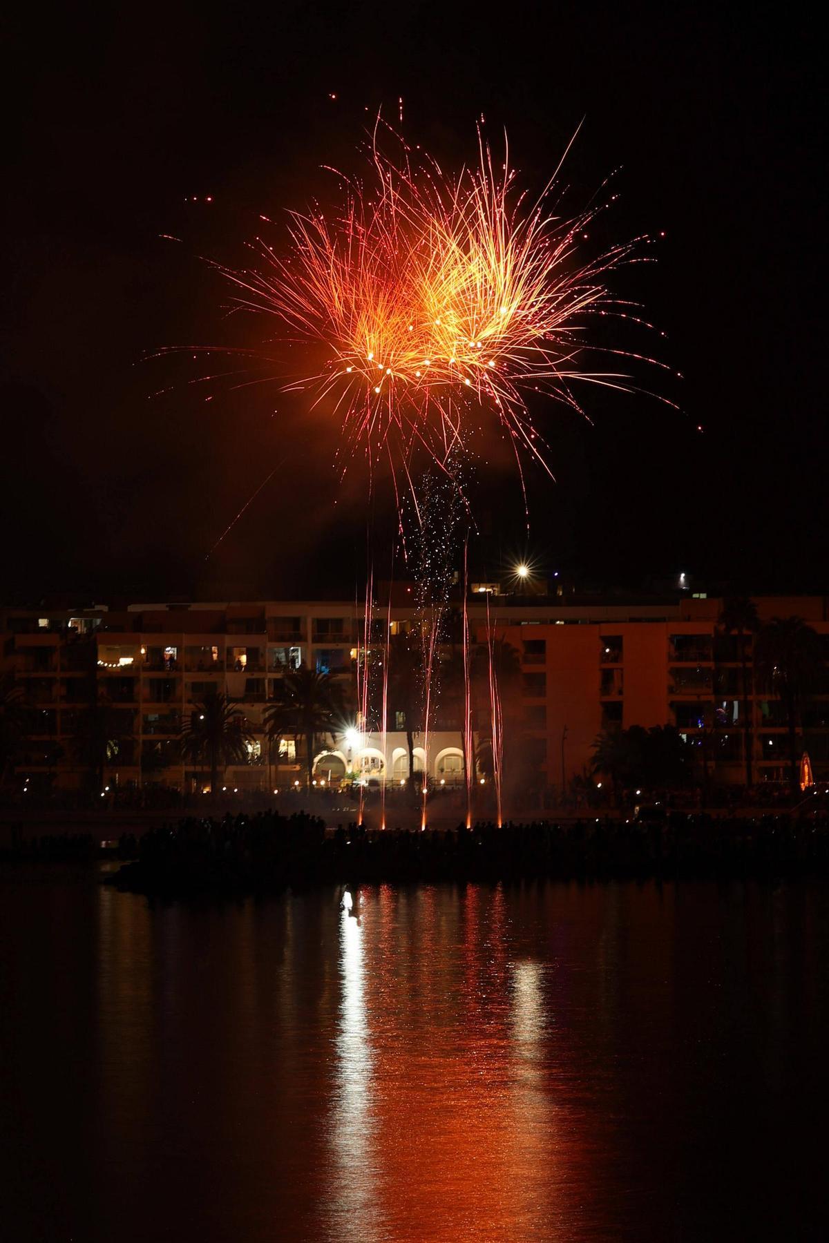 Mira aquí todas las fotos de los fuegos artificiales en ses Figueretes Mira aquí todas las fotos de los fuegos artificiales en ses Figueretes