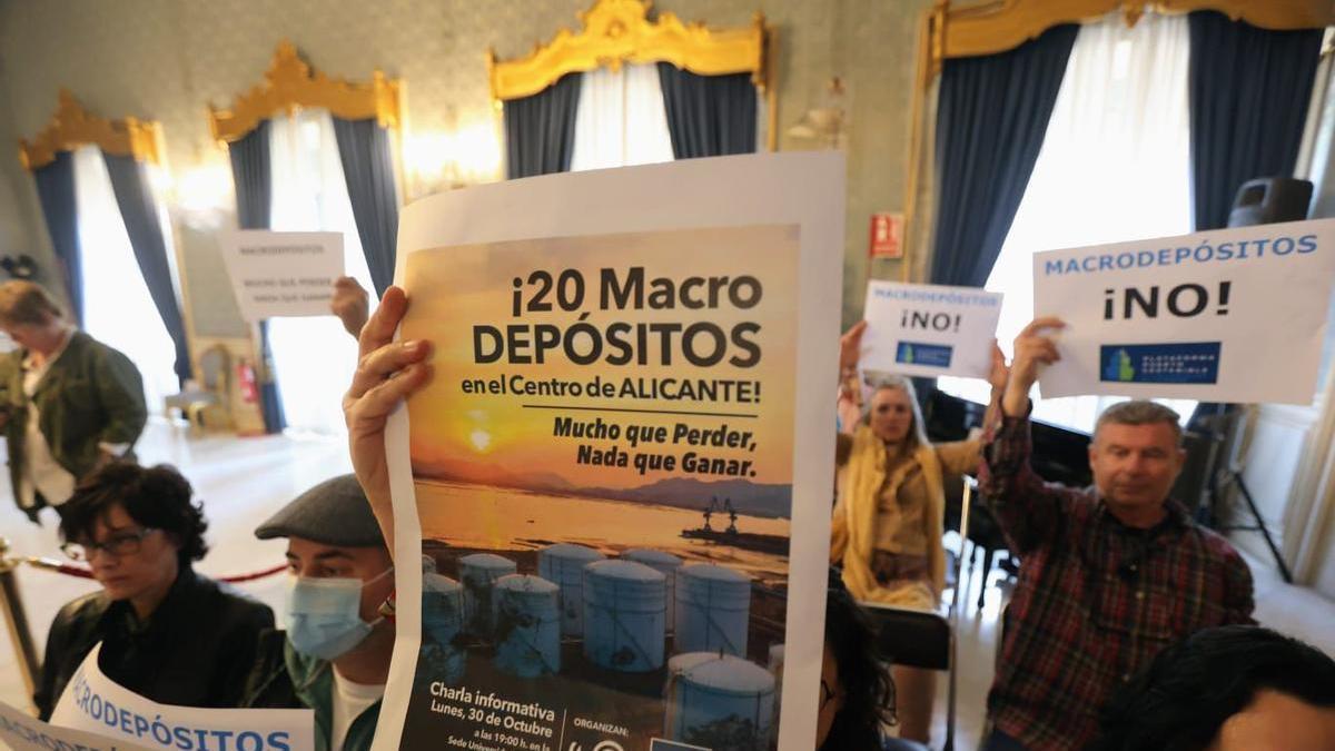 Vecinos protestan contra los macrodepósitos del puerto de Alicante en el pleno de esta mañana