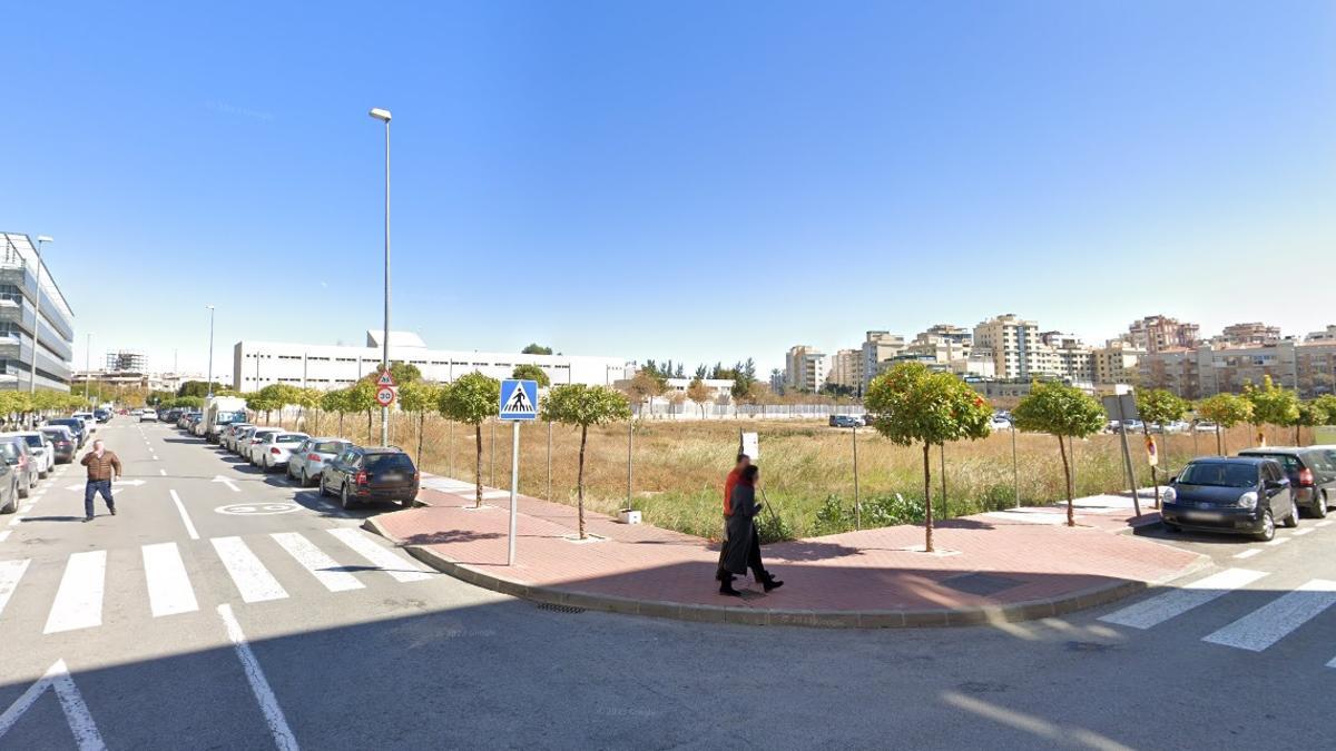 Solar donde se levantará el nuevo parking disuasorio, entre la calle Violonchelista Miguel Ángel Clares y la avenida Juan Pablo II