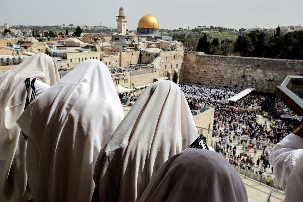 Cristianos ortodoxos celebran “Fuego Sagrado” en Jerusalén. eregrinos cristianos ortodoxos sostienen velas durante la ceremonia del Fuego Sagrado, un día antes de la Pascua ortodoxa, el sábado 15 de abril de 2023 en la Iglesia del Santo Sepulcro en la Ciudad Vieja de Jerusalén, donde muchos cristianos creen que Jesús fue crucificado y enterrado antes de resucitar.