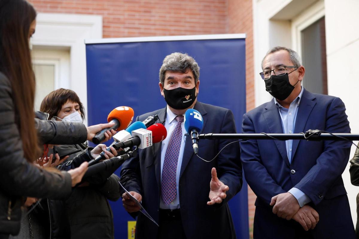 El ministro de Inclusión Social, Seguridad Social y Migraciones, José Luis Escrivá, atiende a la prensa antes de la presentación del convenio de itinerarios laborales para personas con discapacidad, este jueves en la sede del Ministerio en Madrid. EFE/David Fernández