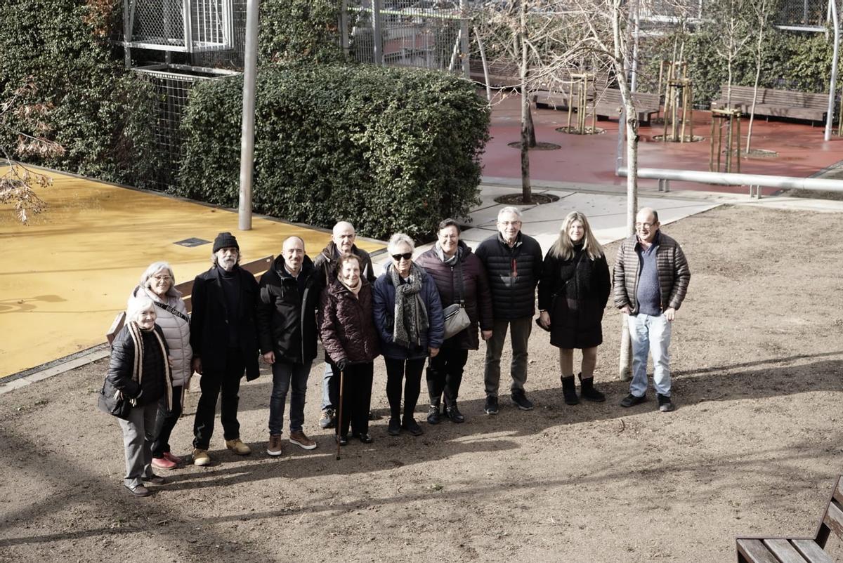 Foto de família dels assistents a la reinauguració del parc Vila Closes aquest dijous al migdia