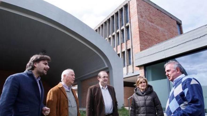 Els directius i els arquitectes davant de la futura sala i amb l&#039;edifici que serà la residència al fons.