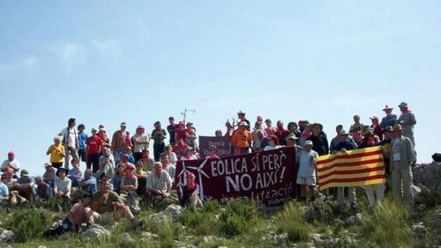 Imagen de una marcha reivindicativa contra los parques eólicos de Alfaro y Almudaina.