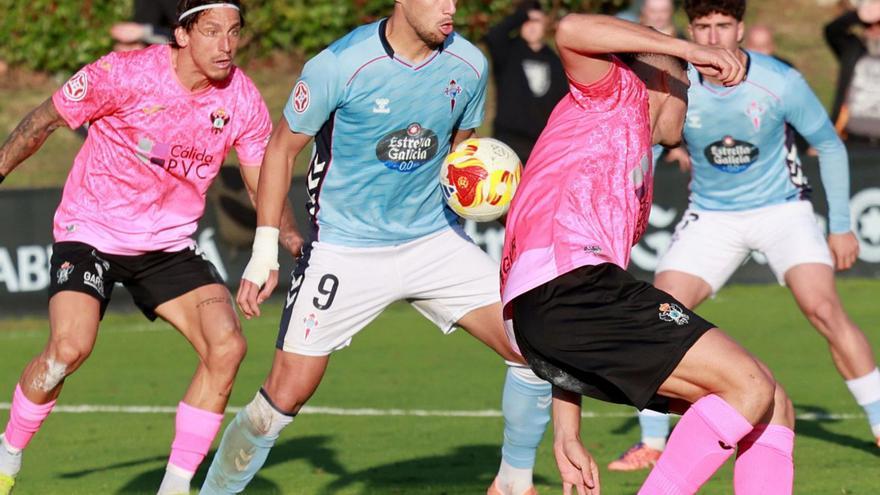 Álvaro Martín controla un balón entre dos rivales en el último partido contra el Talavera. | J. Lores