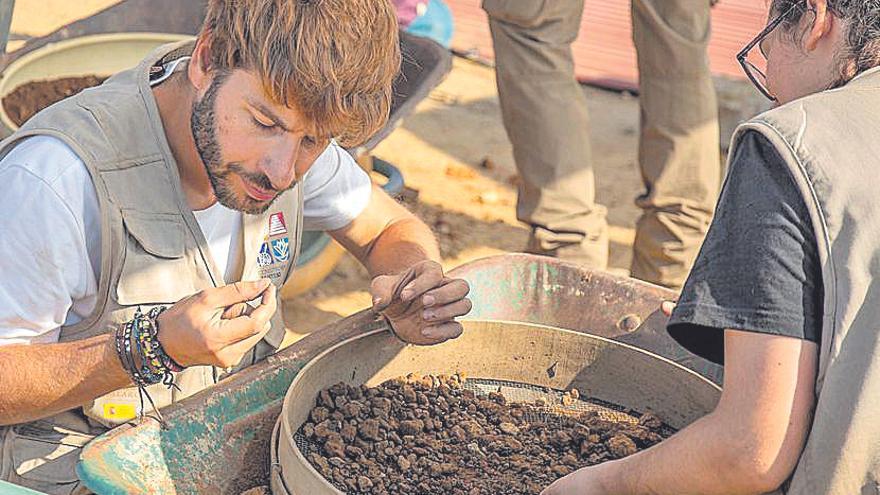 Trabajos para cribar la tierra en busca de piezas de marfil.