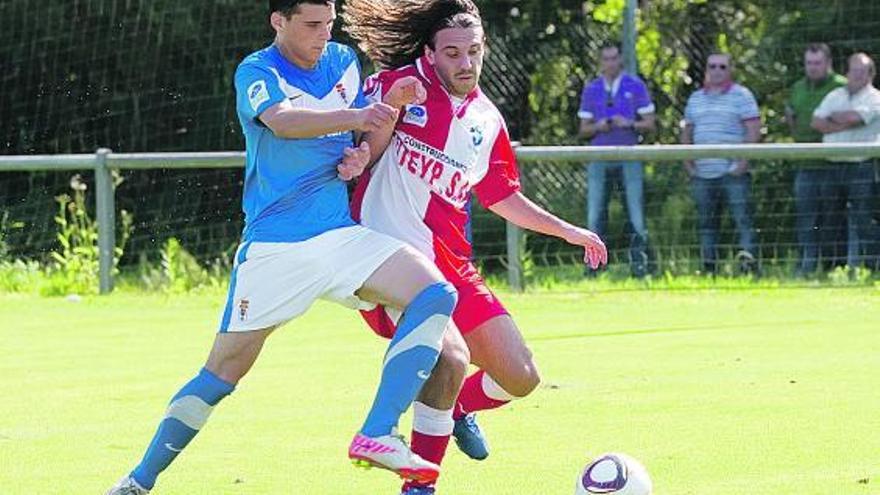 Un jugador del Oviedo B disputa el balón a Israel, del Tuilla.