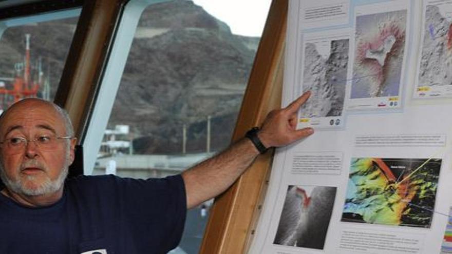 Juan Acosta, ayer, a bordo del buque &#039;Ramón Margalef&#039;, señala la cartografía de los fondos herreños. i RAFA AVERO