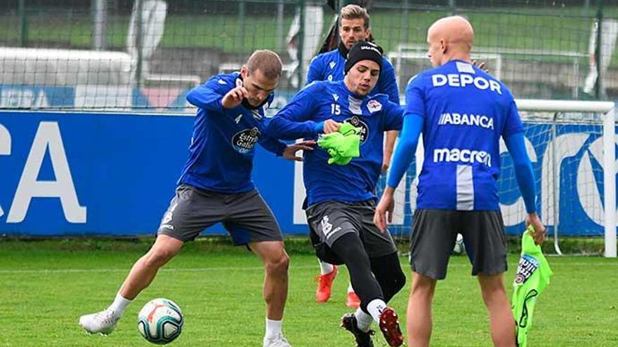 Álex y Montero pugnan por el balón ayer por la mañana en Abegondo.