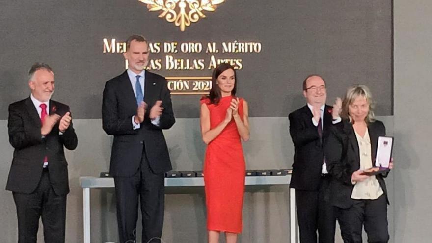 Por la izquierda, Ángel Víctor Torres, Felipe VI, la Reina Letizia y Miquel Iceta, aplaudiendo a Susana Quirós, durante la entrega de la medalla de oro al Mérito en las Bellas Artes, ayer, en Santa Cruz de Tenerife.