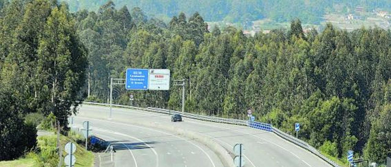 La Autovía do Salnés, desierta de coches durante el confinamiento de la primavera de 2020. |  // IÑAKI ABELLA