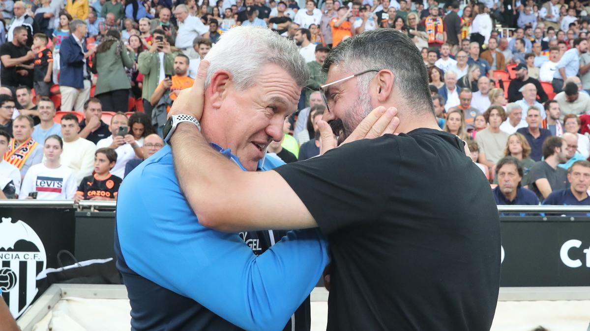 Aguirre se abraza a Gattuso antes del arranque del encuentro en Mestalla.