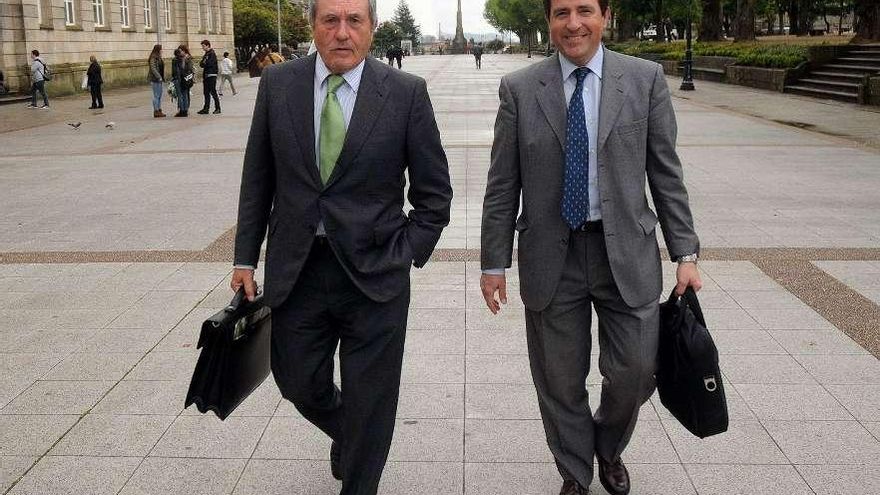 Juan Luis Arregio, izquierda, durante una visita a Pontevedra.  // Rafa Vázquez
