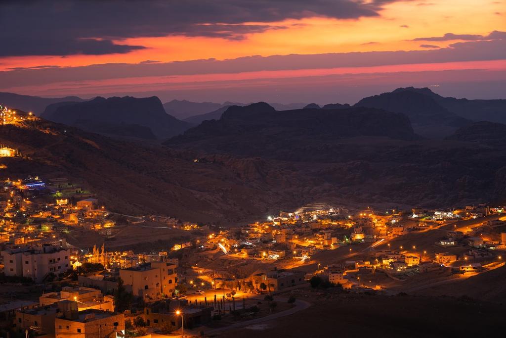 Impresionantes vistas de Wadi Musa por la noche