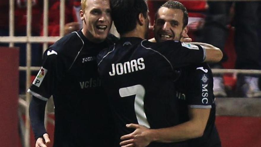 Jonas y Mathieu felicitan a Soldado por el gol que clasificaría al Valencia para cuartos