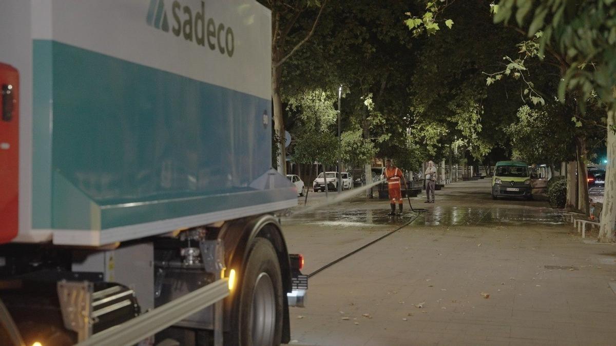 Limpieza y baldeo especial de Sadeco anoche en Gran Vía Parque.