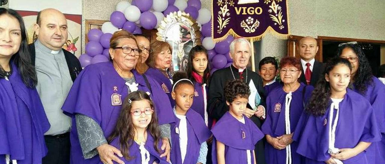 Devotos del Señor de los Milagros con el obispo de Tui-Vigo, Luis Quinteiro, durante la bendición de la imagen de la Hermandad Infantil, el año pasado.