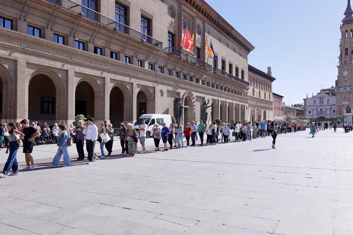 La fila en la plaza del Pilar para adquirir una de estas nuevas cintas es kilométrica