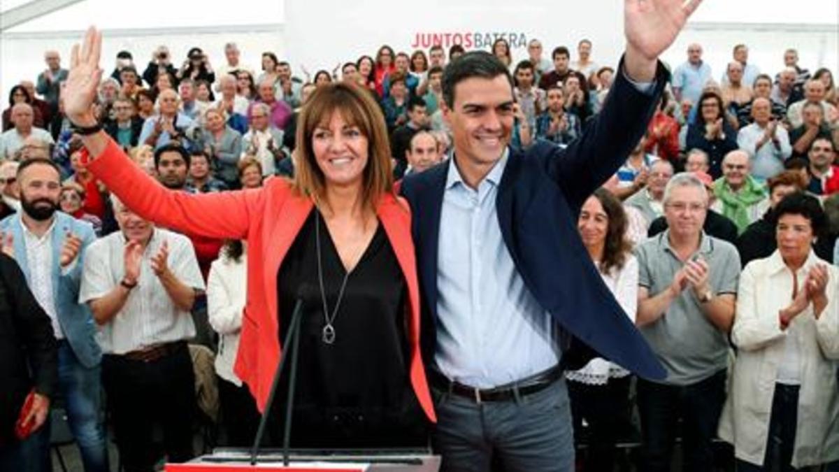 Pedro Sánchez, con la candidata del PSE, Idoia Mendia, ayer en San Sebastián.