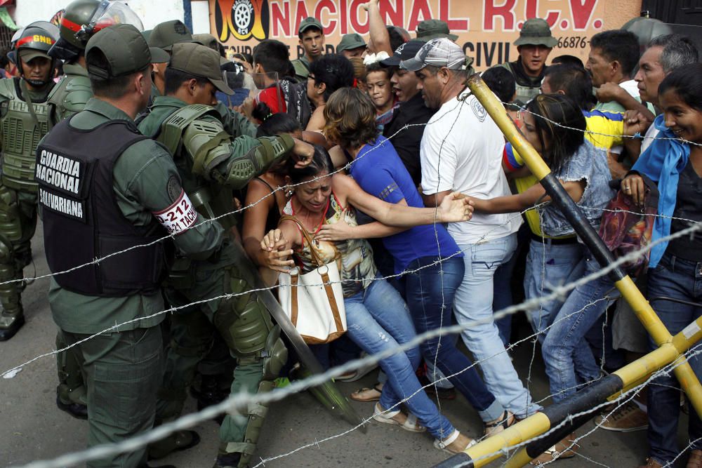 Varias personas se enfrentan a la Policía Venezolana mientras intentan cruzar la frontera hacia Colombia.