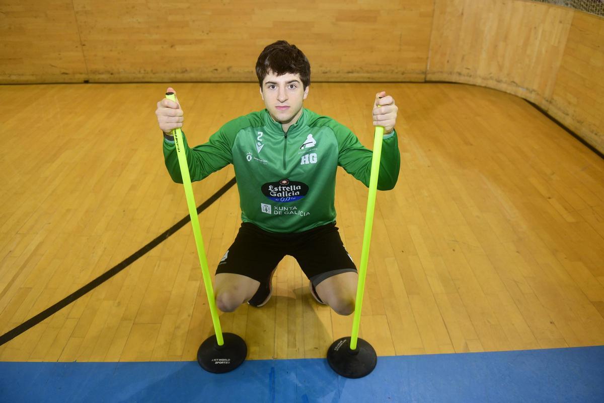Nil Cervera posa en el Palacio de Riazor tras un entrenamiento del Liceo.