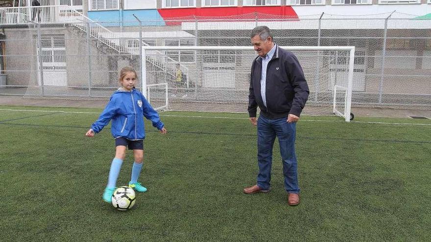 Claudia Pérez Aguado le pasa el balón a su abuelo Juan Pérez, ayer en Salesianos. // Iñaki Osorio